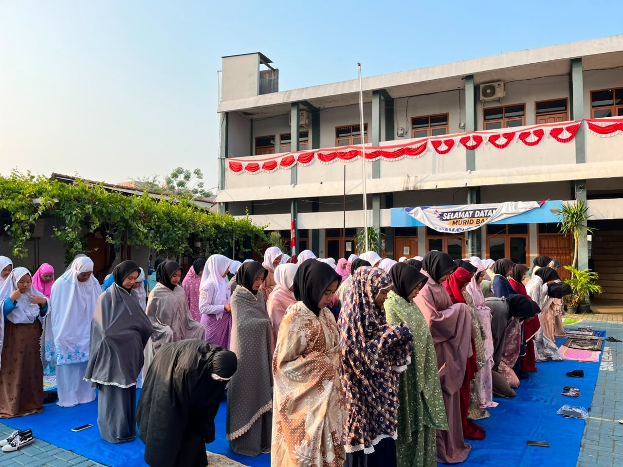 Menumbuhkan Karakter Unggul Sejak Dini: Program Pembiasaan Harian SMK Grafika Berbasis Dimensi Profil Lulusan